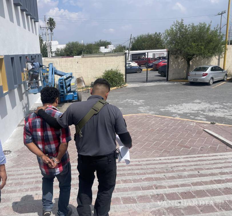 $!Detienen a padre de familia por presunta violación a medida de restricción, en Saltillo