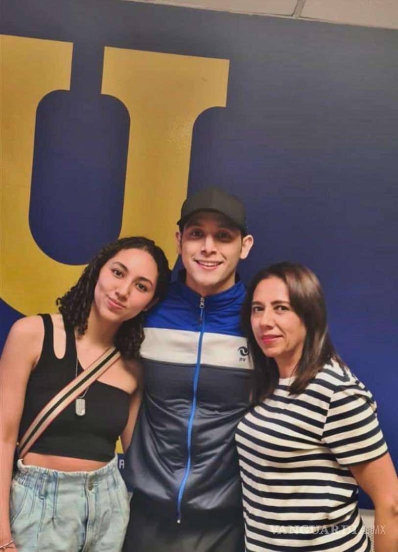 $!Miguel con su hermana y su madre.