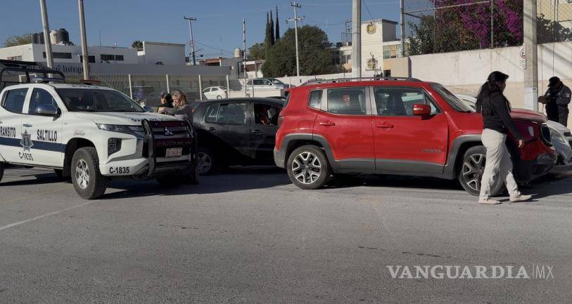 $!Agentes de Tránsito Municipal acordonaron el cruce para evitar otro accidente.