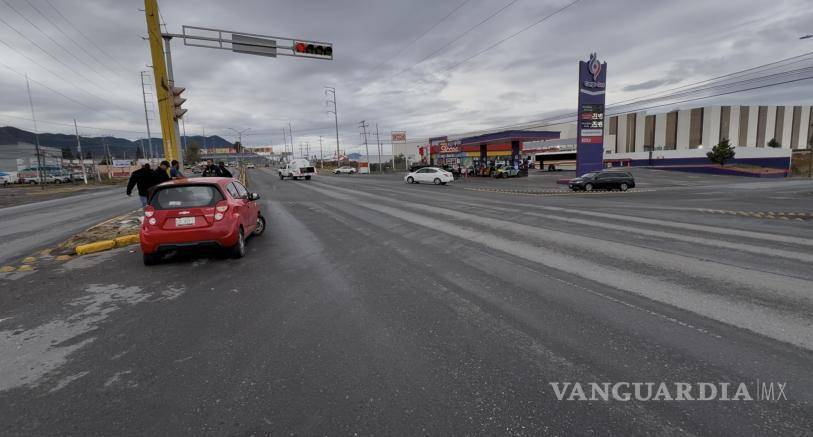 $!El cruce donde ocurrió el choque permaneció resguardado mientras las autoridades recababan información y revisaban cámaras de seguridad.