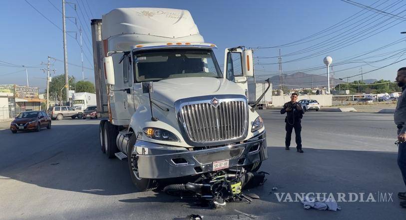 $!El conductor del tráiler fue detenido en el lugar y quedó a disposición del Ministerio Público.