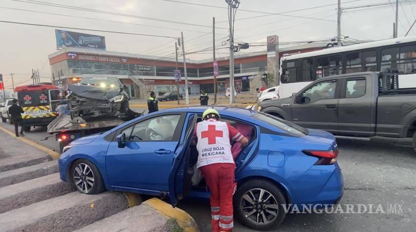 $!Paramédicos de la Cruz Roja atienden a los ocupantes del Nissan Versa tras el choque.