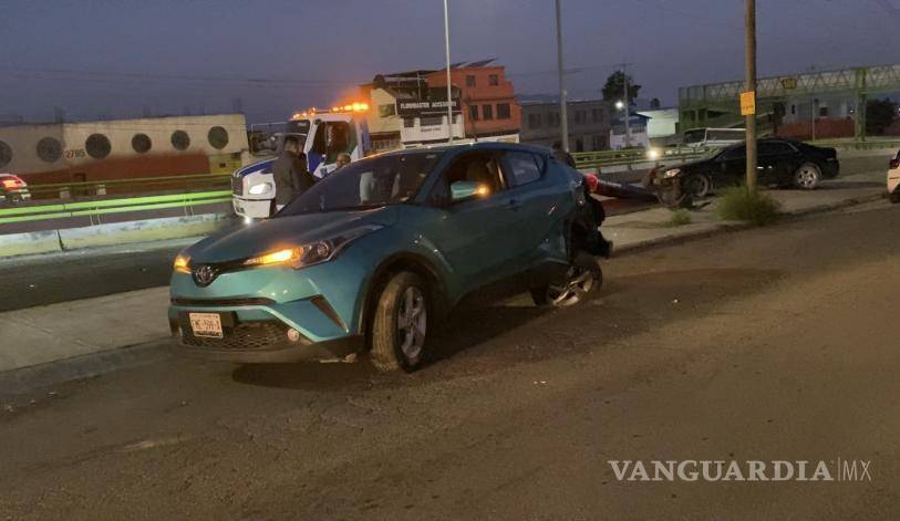 $!El Toyota saltó el camellón y quedó en dirección contraria, afectando el tráfico.