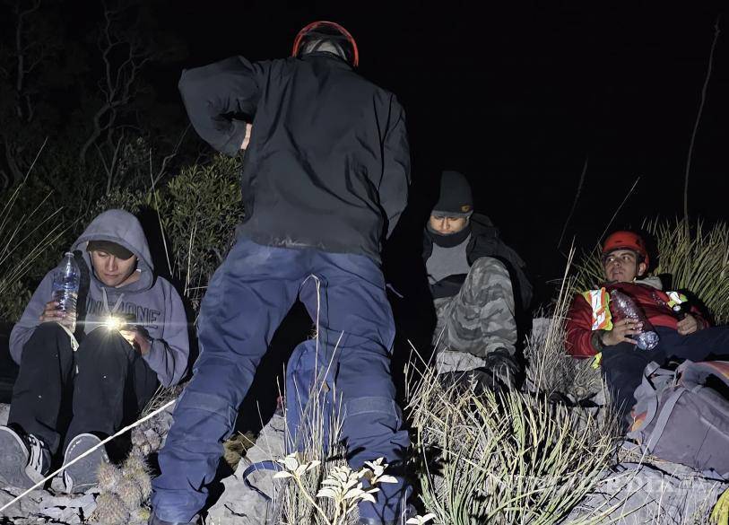 $!Elementos de rescate localizaron a dos jóvenes que se extraviaron durante una caminata nocturna en zona montañosa.