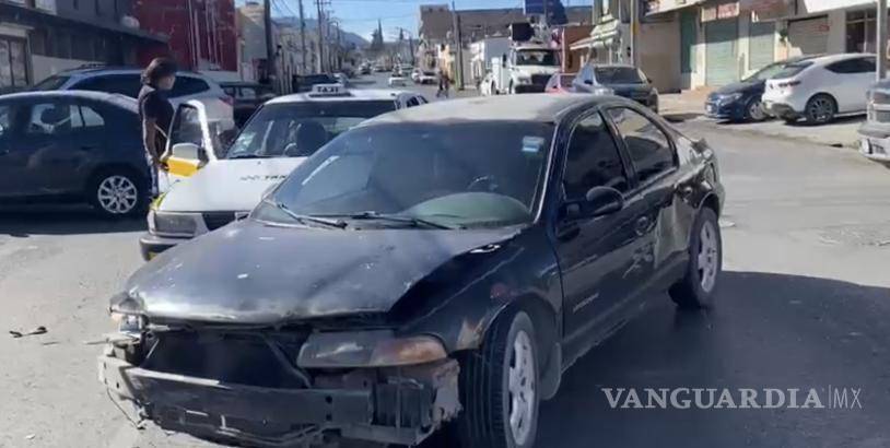 $!La falta de precaución al cruzar un alto obligatorio derivó en afectaciones al tránsito en vialidades céntricas.