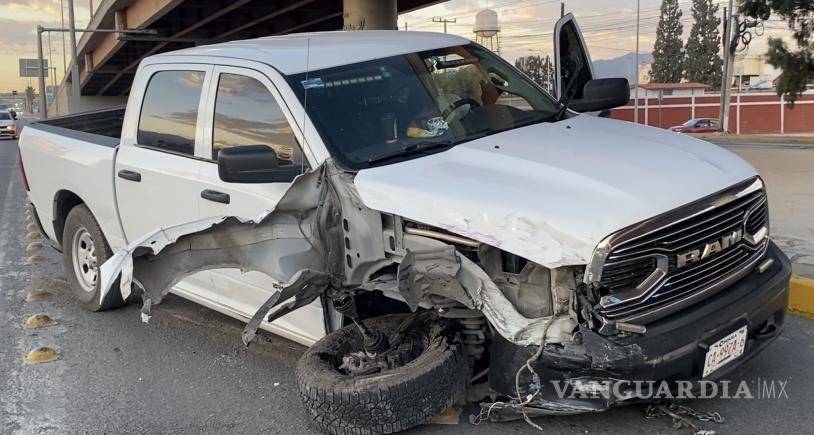 $!El choque, ocurrido en el bulevar Venustiano Carranza, provocó caos vial durante el tráfico matutino.