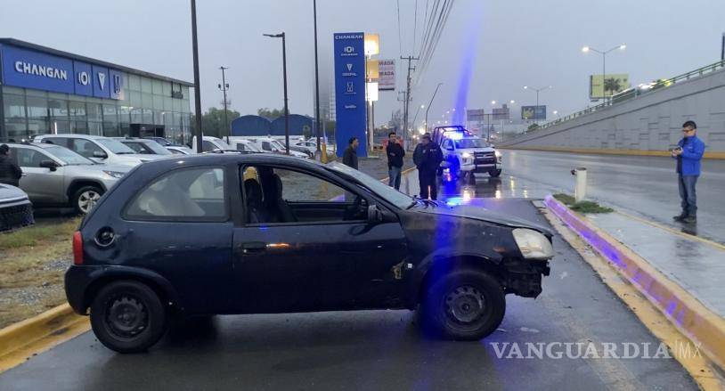 $!La zona del bulevar Nazario Ortiz Garza presentó complicaciones para el tránsito vehicular durante los trabajos de remoción del automóvil, mientras autoridades tomaban conocimiento del accidente.