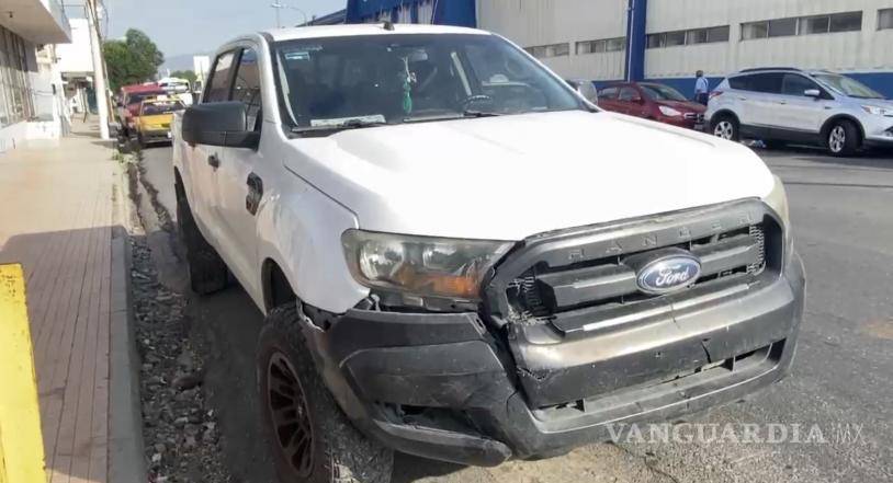 $!ScreenshotUna camioneta Ford Ranger quedó detenida en calles del primer cuadro de la ciudad luego de que su conductora, señalada como probable responsable, chocara contra un automóvil Nissan Versa y posteriormente contra un poste.
