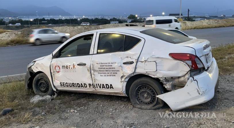 $!El Nissan Versa volcó y terminó a un costado de la carretera Saltillo-Monterrey tras el estallido de un neumático.