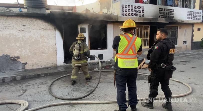 $!Bomberos trabajaron durante varios minutos para controlar el fuego registrado en la colonia Bellavista, evitando que las llamas se extendieran a otras viviendas del sector.