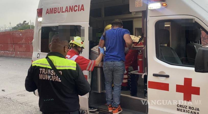 $!Paramédicos de la Cruz Roja brindaron atención médica al conductor que resultó con diversos golpes tras la volcadura registrada en el cruce del bulevar Jesús Valdés Sánchez y Eulalio Gutiérrez.