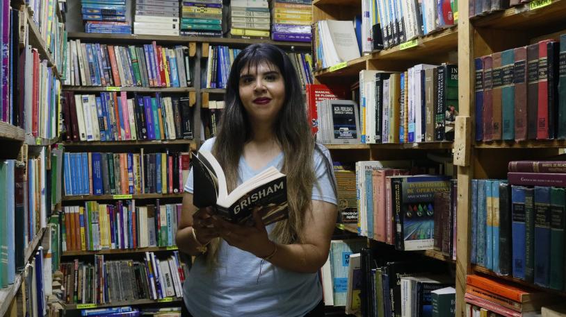 $!Lupita, hija del fundador, compartiendo la historia de la librería.