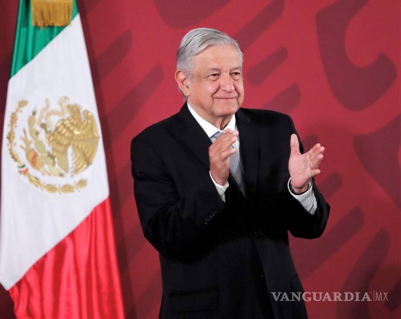 AMLO firma decreto para celebrar el 'Día de las médicas y los médicos'