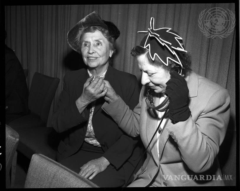 $!En 1949, Helen Keller realizó una visita la sede de las Naciones Unidas en Nueva York con su secretaria, Polly Thompson, quien sirvió como intérprete para ella.