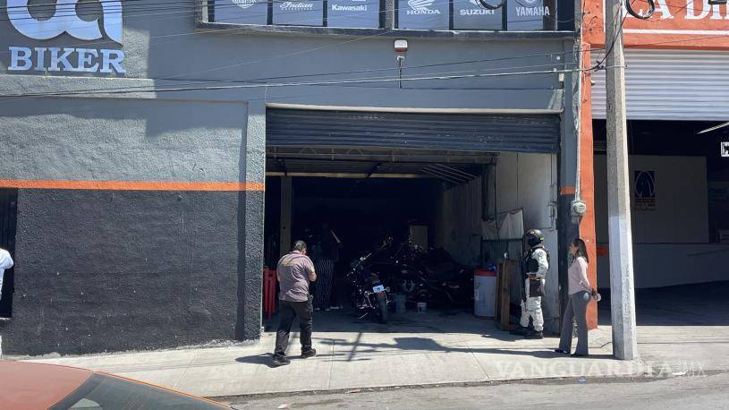 $!Uno de los encargados del negocio BA Biker aseguró que las unidades que comercializan cuentan con documentación en regla.