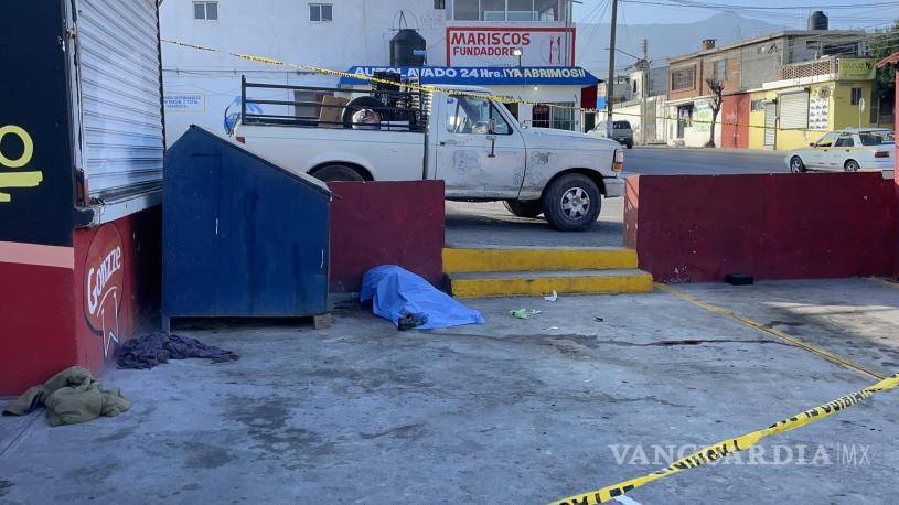 $!A un costado del contenedor de basura fue encontrado el hombre.