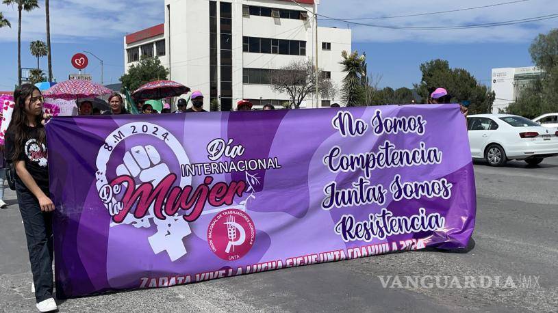 $!Madres e hijos se unieron en la lucha por los derechos de las mujeres durante la manifestación del Día Internacional de la Mujer en el centro de la ciudad.