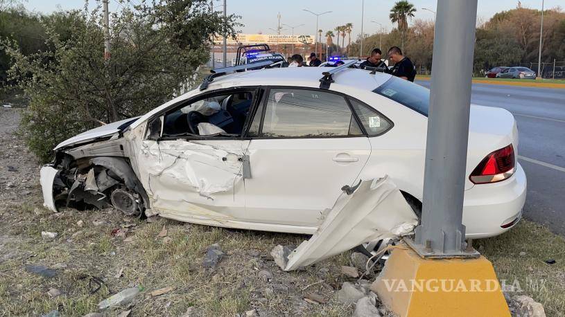 $!Tras el choque contra el poste, derribaron un árbol.