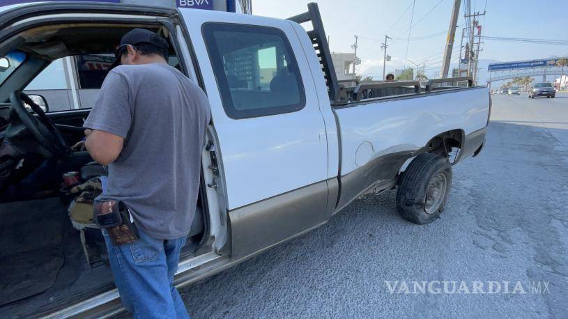 $!Personal de Tránsito Municipal arribó al lugar para tomar conocimiento de lo sucedido y procedió a mover los vehículos a un costado.