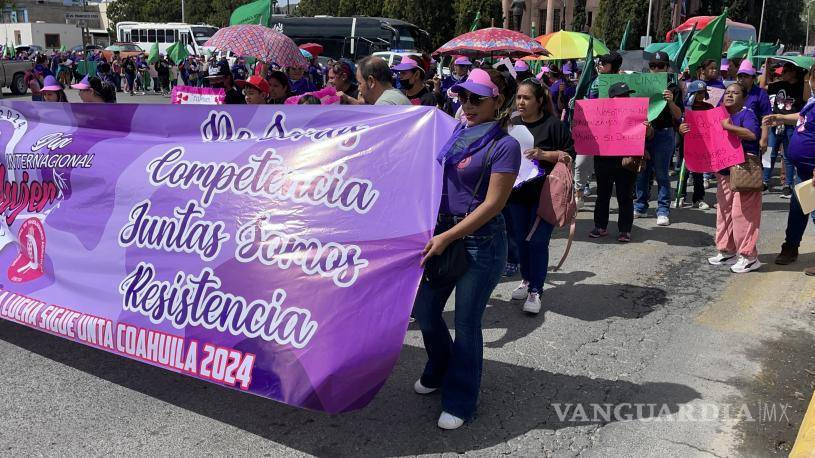 $!El grupo de mujeres sostenían pancartas con consignas a favor de la igualdad y contra la violencia de género durante la marcha organizada por la UNTA.