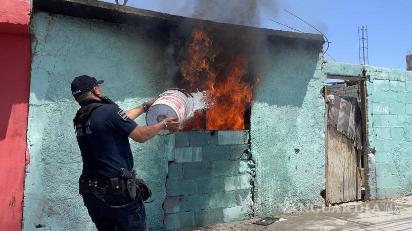 $!Policías intentaron sofocar con cubetas las llamas... sin éxito