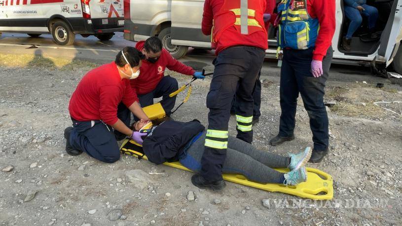 $!Los lesionados fueron llevados a un hospital para su atención junto con el operador de la unidad, éste con oficial de custodio para que rinda la declaración de los hechos.