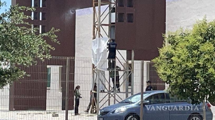 $!El cuerpo fue descendido con apoyo de personal de la Policía del Estado, camilleros y servicios periciales, para posteriormente ser trasladado al Servicio Médico Forense.
