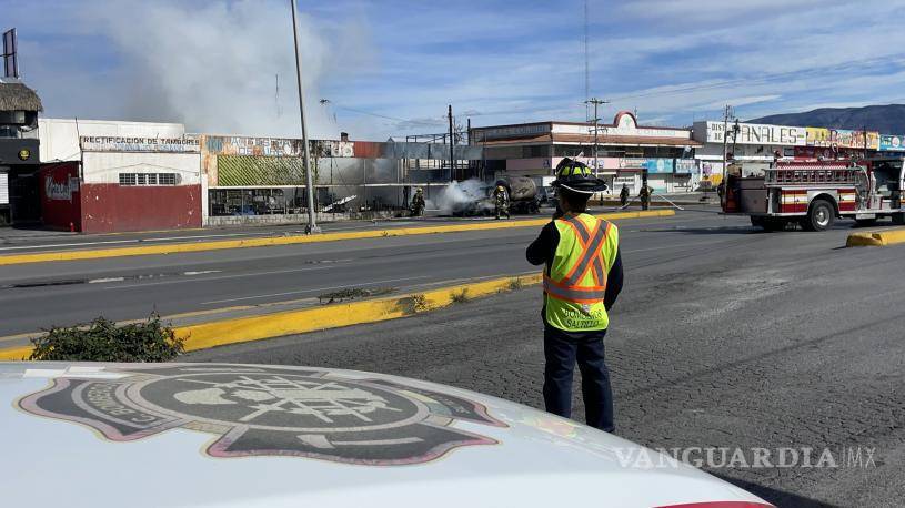 $!Autoridades desalojaron a 36 personas de comercios y viviendas cercanas como medida de seguridad ante el riesgo de explosión.