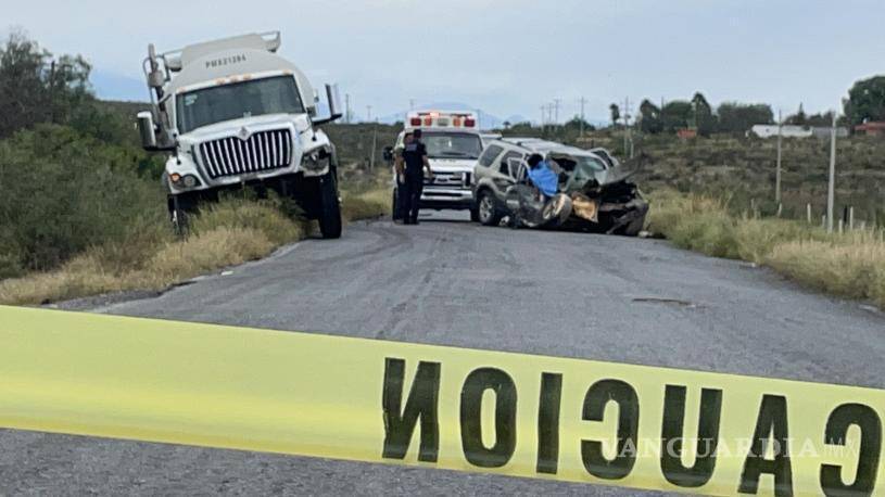 $!Autoridades estatales acordonaron la zona del accidente para permitir el trabajo de peritos y cuerpos de emergencia.