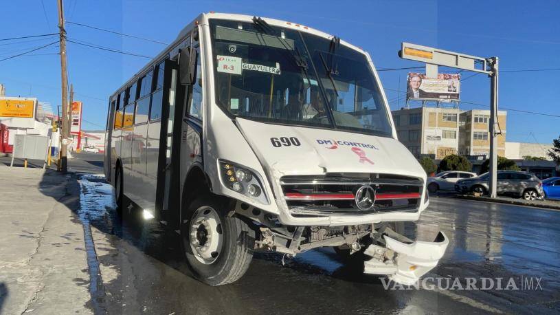 $!Una camioneta Nissan fue impactada por el camión de transporte de personal.