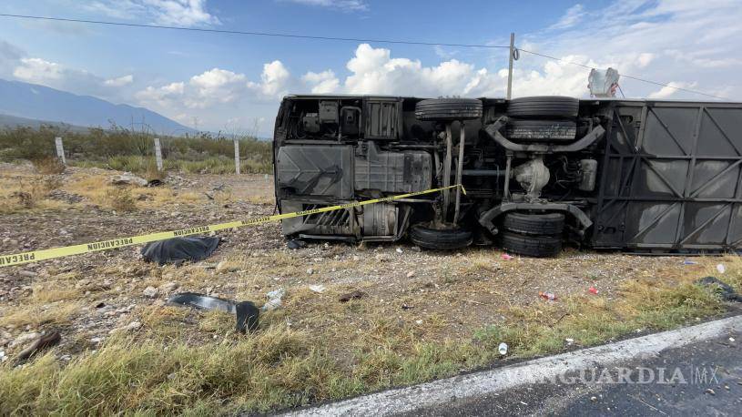 $!El camión terminó sobre su costado.