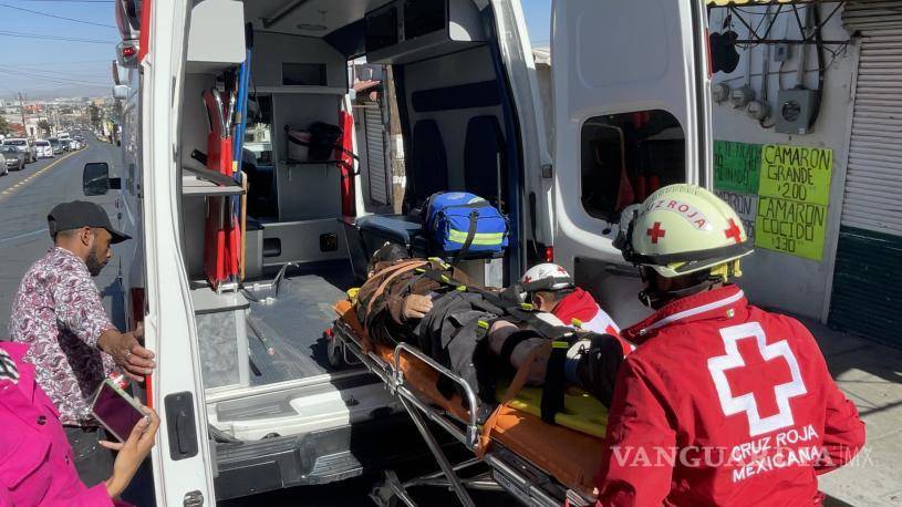 $!Paramédicos de la Cruz Roja atendieron a Feliciano en el lugar del accidente antes de ser trasladado al hospital.