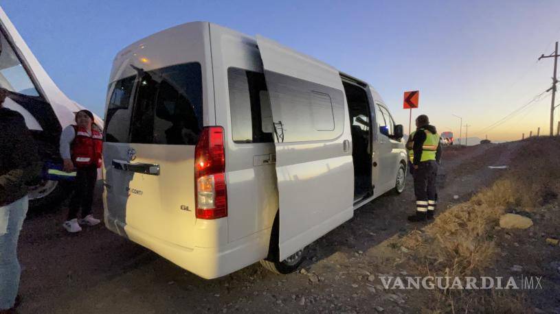 $!Paramédicos atendieron a los pasajeros lesionados tras el choque entre dos unidades de transporte de personal en la carretera Saltillo-Monterrey.