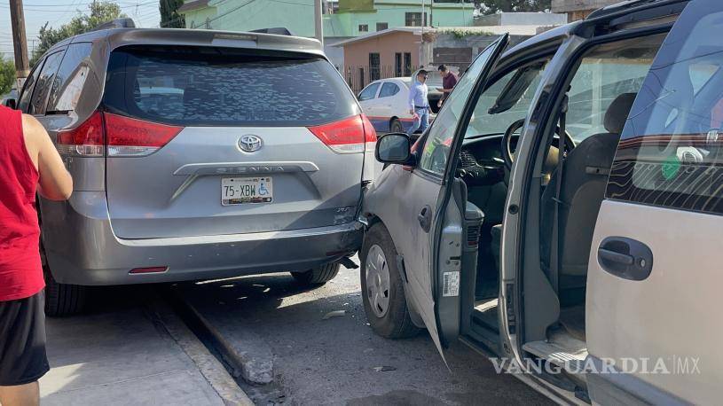 $!Fue leve el golpe para los autos.