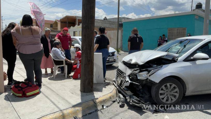 $!El accidente ocurrió aproximadamente a las 11:20 horas, y en el lugar se presentó personal de la Policía de Tránsito Municipal de Saltillo, además de la Cruz Roja.