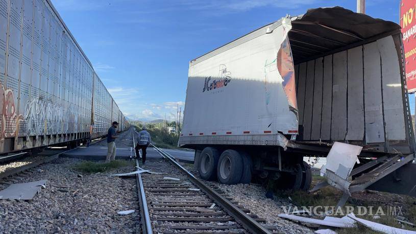 $!El operador del tractocamión informó que vio la oportunidad y avanzó, pero no la locomotora impactó y partió la caja.