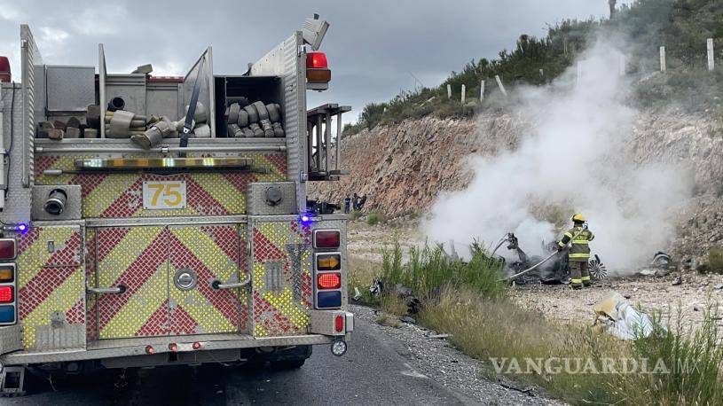 $!Bomberos apagaron el incendio de la camioneta, que se originó tras el impacto.