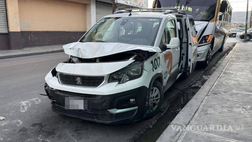 $!Dos personas resultaron lesionadas tras el choque entre un transporte de personal y un camión de ruta urbana en la Zona Centro.
