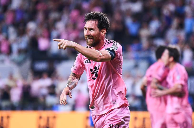 Lionel Messi celebra después de marcar ante Cruz Azul el gol número 100 de su trayectoria con Inter Miami.
