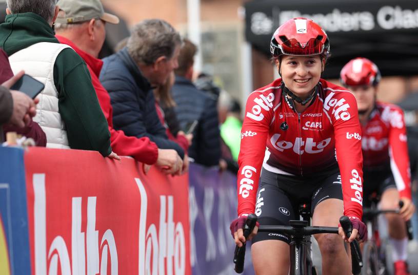 Romina Hinojosa completó la montañosa quinta etapa y se mantiene en competencia en su histórico debut en el Tour de Francia Femenil.