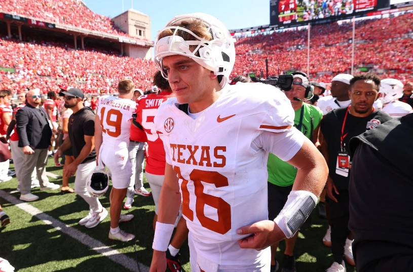 Manning, quarterback de Texas arrancó 2026 con 500 yardas, cinco touchdowns y dos intercepciones en sus primeros dos partidos.