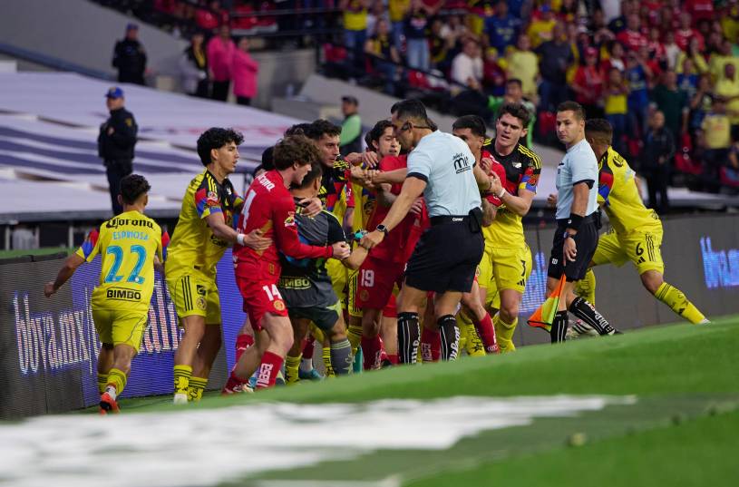 La expulsión de Helinho encendió los ánimos en los minutos finales del partido.