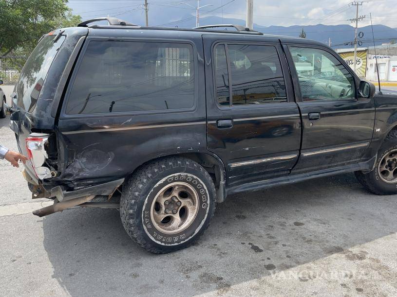 $!Accidente vial en el cruce de Alejandrina y Luis Echeverría Álvarez entre una camioneta y una motocicleta.