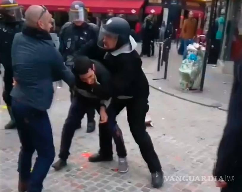 $!Golpea guardaespaldas de Macron a un estudiante en París