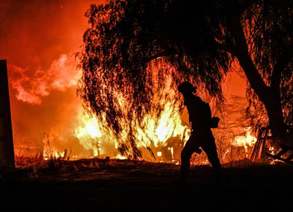 Hacen huir las llamas a 5 mil 700 personas en California; arrasa fuego con 900 hectáreas