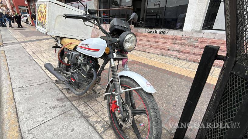 $!Alejandro ¨N¨ cayó de su motocicleta frente a las oficinas de Correos de México en la Zona Centro.