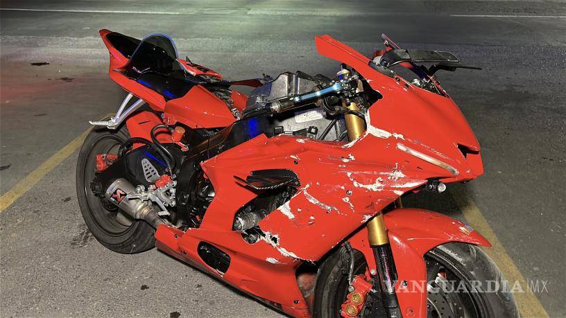 $!La motocicleta Yamaha R6 quedó con daños en la carrocería tras el impacto contra el camión.