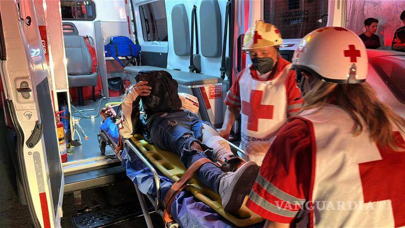 $!Paramédicos de la Cruz Roja brindaron atención a una pareja de jóvenes que resultó con lesiones de gravedad tras un accidente automovilístico ocurrido cuando una camioneta realizó maniobras de reversa en una zona urbana.