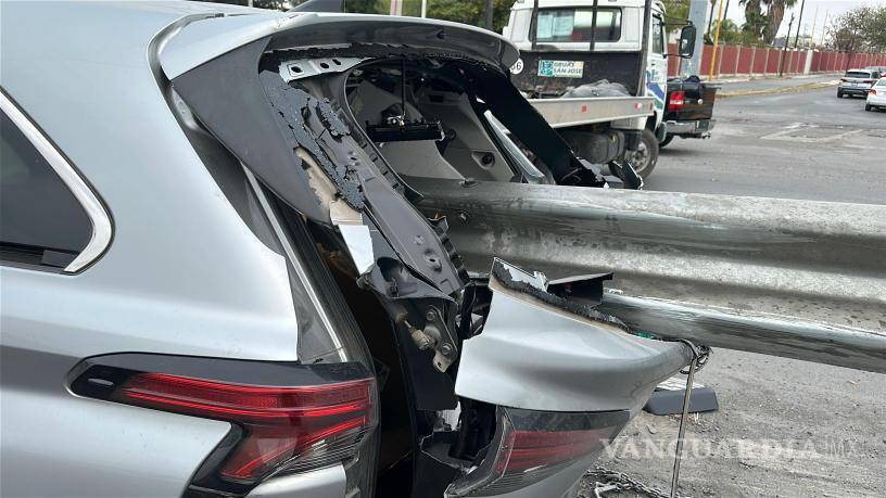 $!Oficiales de Tránsito cerraron un carril de circulación mientras una grúa retiraba la unidad siniestrada y se realizaban las diligencias correspondientes.