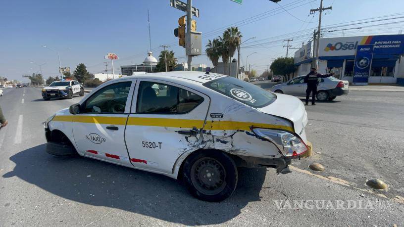 $!Se atraviesa taxista al dar vuelta y provoca percance en Saltillo